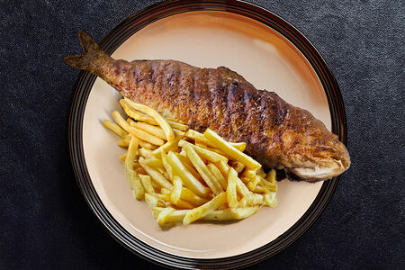 Форель радужная с картофелем фри