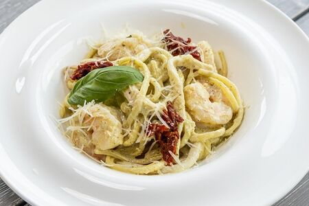 Лингвини со сливочным песто и морепродуктами