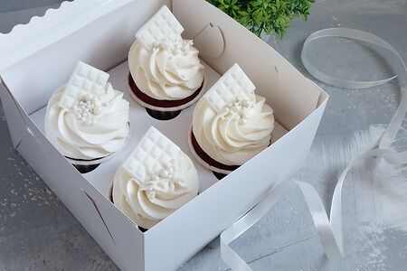 Нежные капкейки с бусинами и шоколадками