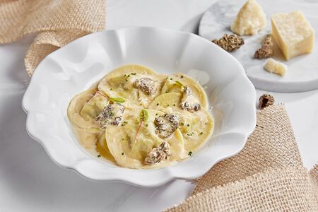 Равиоли с говядиной и соусом из сморчков