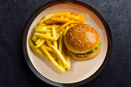 Бургер куриный с картофелем фри