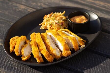 Куриный шницель с салатом коул слоу