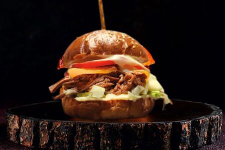 Бургер с рваной говядиной