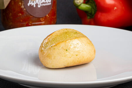 Булочка белая с чесночным маслом