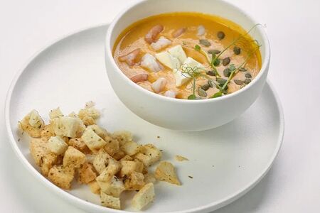 Суп чаудер с креветками и гренками