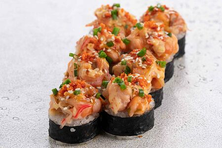 Запеченный ролл с лососем и крабом (8 шт)