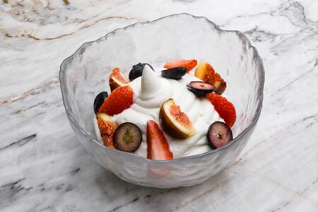 Взбитый творог и свежие ягоды