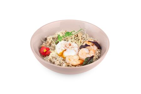 Зеленая гречка в сливочном соусе с грибами, креветками и яйцом пашот