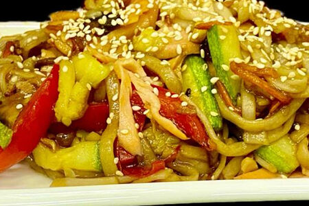 Wok с лососем и овощами
