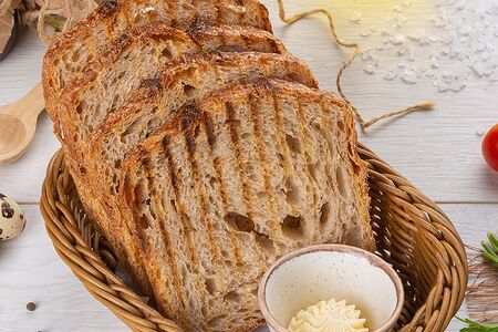 Корзина ржано-пшеничного хлеба