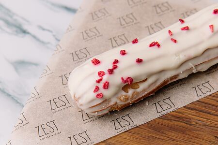 Эклер ванильный 