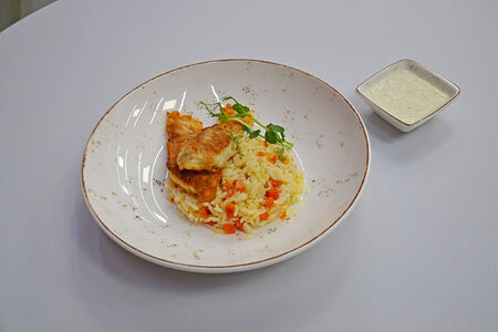 Белая рыба с рисом и овощами в соусе тартар