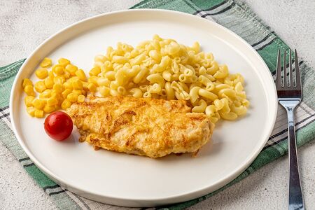 Грудка в сыре с макаронами