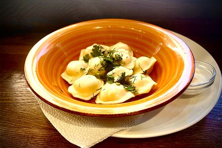 Мясные пельмени со сметаной