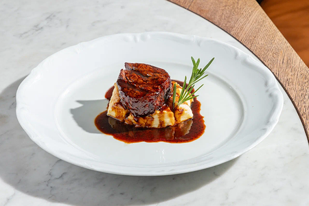 Говяжий стейк с соусом бургунь и картофельным пюре