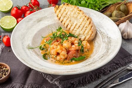 Креветки с томатами, базиликом и соусом биск