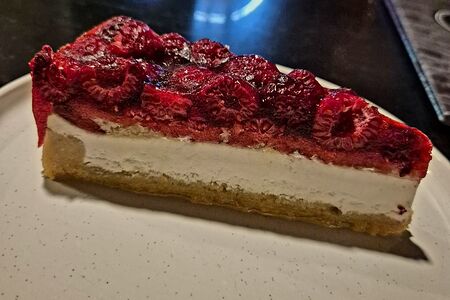 Чизкейк с малиной