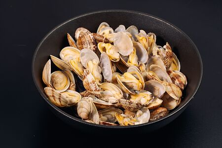 Вонголе в томатном соусе с базиликом