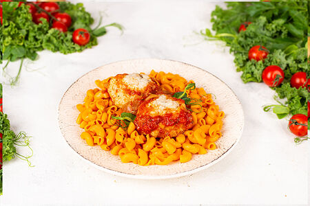 Фрикадельки в томатном соусе с пастой