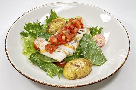 Салат с кальмаром гриль