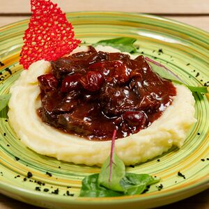 Томленые телячьи щечки в соусе вишневый Жу