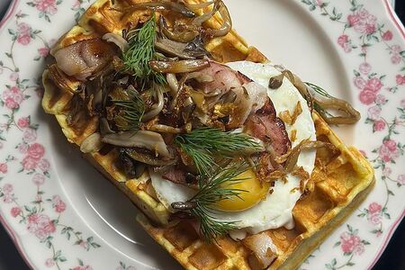 Картофельная вафля с вешенками и беконом