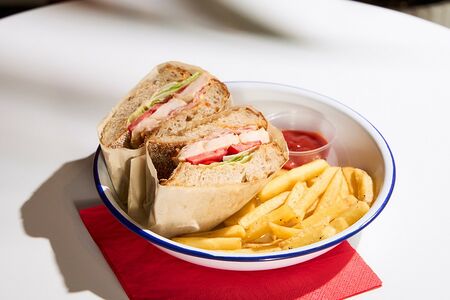 Клаб сэндвич авантюриста и фри