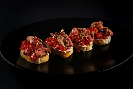 Брускетта с ростбифом