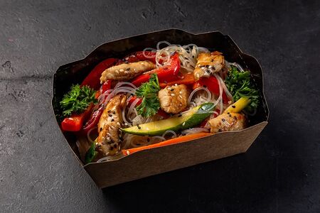 Фунчоза с овощами и курицей