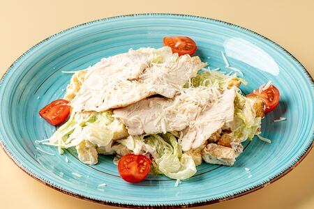 Салат Цезарь с курицей