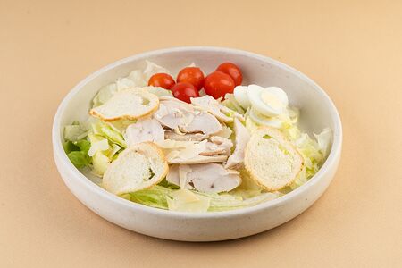 Салат Цезарь с курицей
