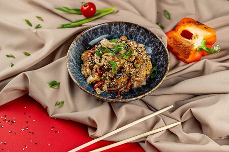 Вок с морепродуктами и фунчозой