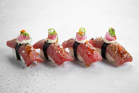 Суши с опаленным тунцом (4 шт)