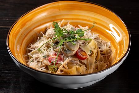 Феттуччине с курицей и грибами в сливочном соусе