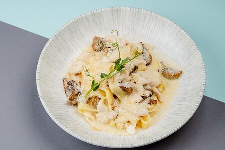 Фетучини с курицей и грибами в сливочном соусе