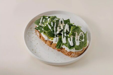 Тост с авокадо и сыром шевр