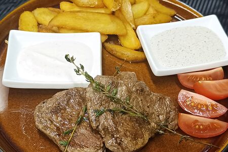 Стейк на гриле с картофелем