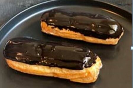 Эклер шоколадный