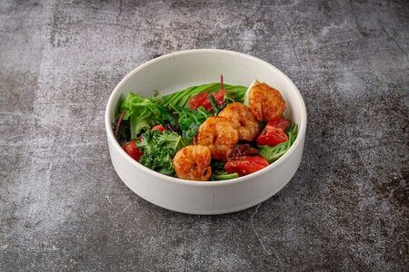 Салат с креветками и авокадо