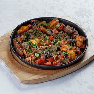 Жаркое с говяжьим языком и беконом