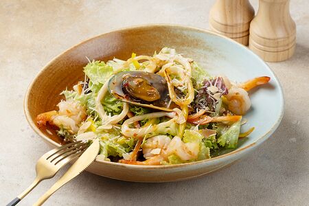 Салат с морепродуктами Этна