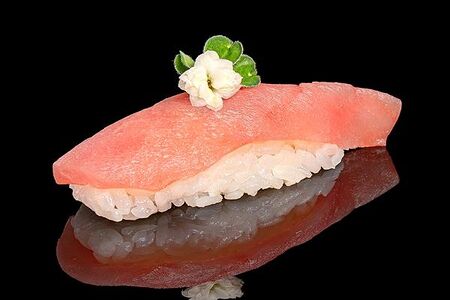 Суши с тунцом