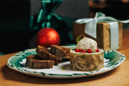 Холодец с рваной свининой и говяжьим языком