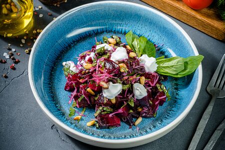 Салат с запеченной свеклой и козьим сыром