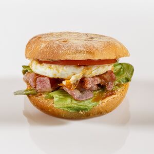 Английский маффин с яйцом, беконом и сыром