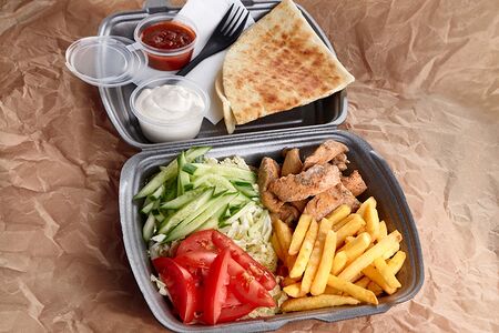 Фахитос на тарелке с томленой грудкой