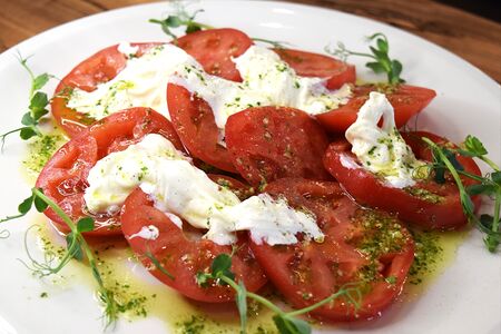 Салат с младим сиром