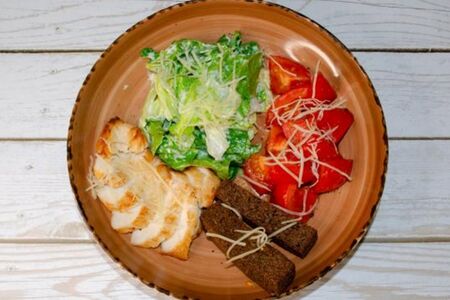 Салат Цезарь-Боул с куриной грудкой
