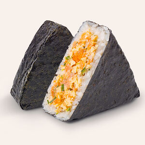 Рисовый треугольник Онигири с лососем