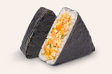 Онигири с лососем